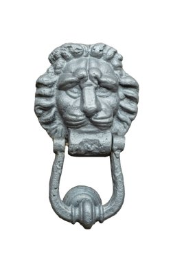 Eski ahşap kapı tokmağı (gong) beyaz arka planda izole edilmiş aslan kafası şeklinde eski gümüş bir metal kapı tokmağı.