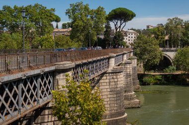 Ponte (Bridge) Palatino, Ripa ve Trastevere bölgelerini birbirine bağlayan İngiliz Köprüsü olarak da bilinir. Buna motorlu taşıtların sol el hareketi denir..