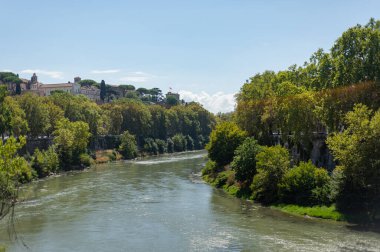 Ponte (Bridge) Palatino, Ripa ve Trastevere bölgelerini birbirine bağlayan İngiliz Köprüsü olarak da bilinir. Buna motorlu taşıtların sol el hareketi denir..