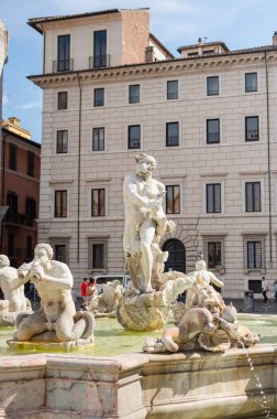 4 Eylül 2022 Roma, İtalya. 16. yüzyılın Moor mermer çeşmesi. Piazza Navona 'da yunus heykelleri ve efsanevi tritonlarla.