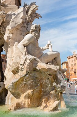 Dört Nehir Çeşmesi Roma 'da, Navona Meydanı' nda. 1648-1651 yılları arasında inşa edilmiş. Etrafındaki heykeller dört nehri sembolize ediyor: Nil, Ganj, Tuna ve La Plata..