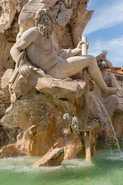 Dört Nehir Çeşmesi Roma 'da, Navona Meydanı' nda. 1648-1651 yılları arasında inşa edilmiş. Etrafındaki heykeller dört nehri sembolize ediyor: Nil, Ganj, Tuna ve La Plata..