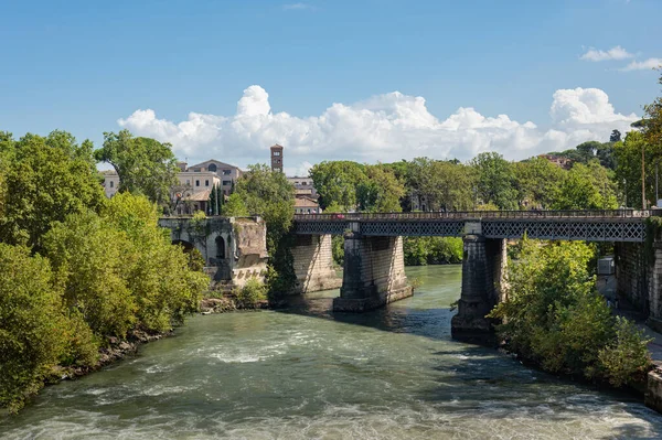 Ponte (Bridge) Palatino, Ripa ve Trastevere bölgelerini birbirine bağlayan İngiliz Köprüsü olarak da bilinir. Buna motorlu taşıtların sol el hareketi denir..