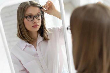 Gözleri iyi görmeyen bir kadın. Güzel bir kız görüşünü geliştirmek için gözlük takar..