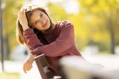 Doğada güzel bir kadın. Portre.