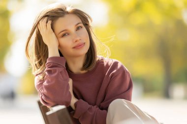 Doğada güzel bir kadın. Portre.