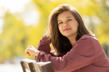 Doğada güzel bir kadın. Portre.