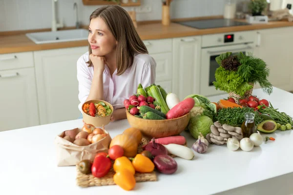 Kvinna med grönsaker. Rätt kost. — Stockfoto