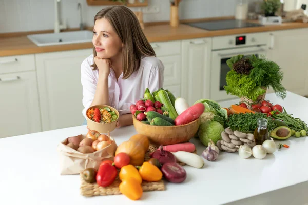 Mujer con verduras. Nutrición adecuada. — Foto de Stock