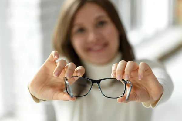 Gözleri iyi görmeyen bir kadın. Güzel bir kız görüşünü geliştirmek için gözlük takar.. — Stok fotoğraf