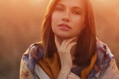 Güzel kadınlar. Gün batımında genç ve çekici bir kızın portresi..