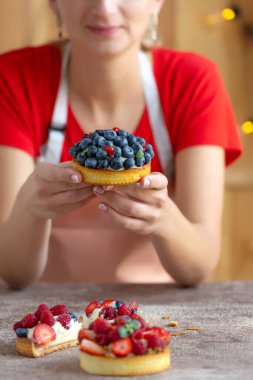 Mutfakta bir pasta şefi, tart ve hamur işleri..