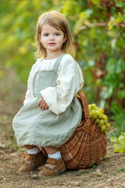 Üzümlü güzel bir kız. Meyveli çocuk.