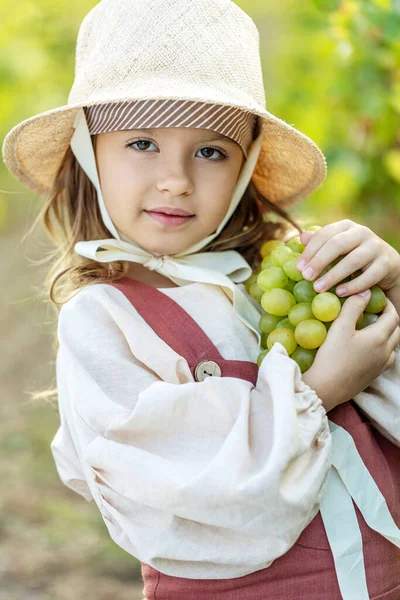 Gyönyörű kislány szőlővel. Gyümölcsös gyermek. — Stock Fotó