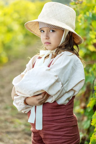 Modaya uygun küçük kız. Bir çocuğun portresi. — Stok fotoğraf