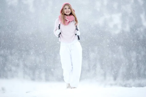 女人在大自然的冬天。一个漂亮的姑娘在寒冷的季节走路. — 图库照片