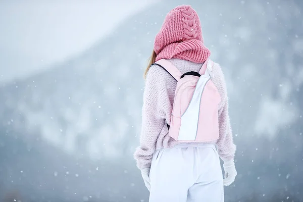 女人在大自然的冬天。一个漂亮的姑娘在寒冷的季节走路. — 图库照片