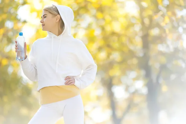 La mujer va a hacer deporte y bebe agua.. — Foto de Stock