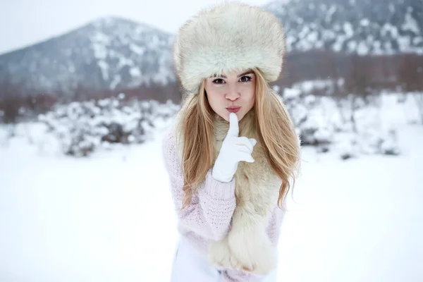 Winter woman in the snow. Beautiful girl in the winter in nature. — Stock Photo, Image