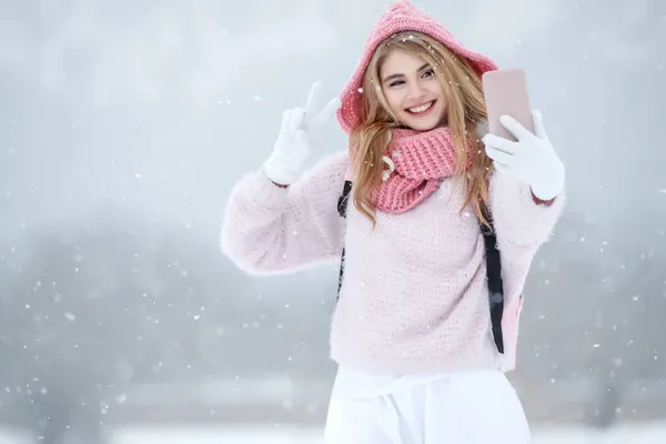 La donna viaggia d'inverno. Bella ragazza in inverno nella natura. — Foto Stock