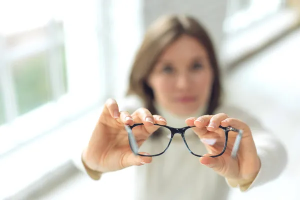 Žena s brýlemi. Krásná dívka nosí brýle pro vidění. — Stock fotografie