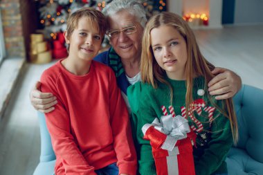 Çocuklar büyükbabalarına Noel hediyesi verir..