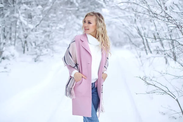 冬天的女人在雪地里美丽的女孩在大自然的冬天. — 图库照片