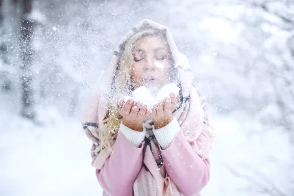 Mulher de inverno na neve. Menina bonita no inverno na natureza. — Fotografia de Stock