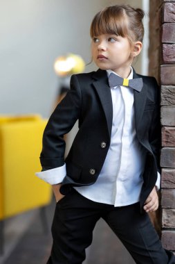 Modaya uygun bir çocuk. Küçük kız şık giyinmiş. Okul tarzı.