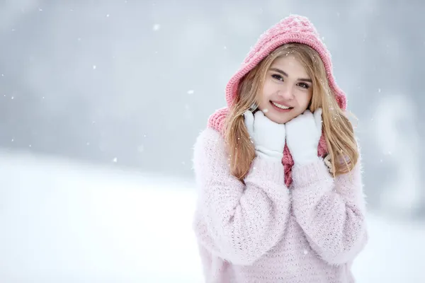 Mulher de inverno na neve. Menina bonita no inverno na natureza. — Fotografia de Stock