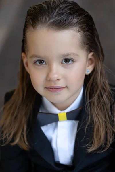 En vacker liten flicka. Porträtt av ett barn. — Stockfoto
