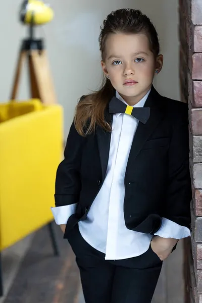 Divatos gyerek. A kislány divatosan öltözött. Iskolai stílus. — Stock Fotó
