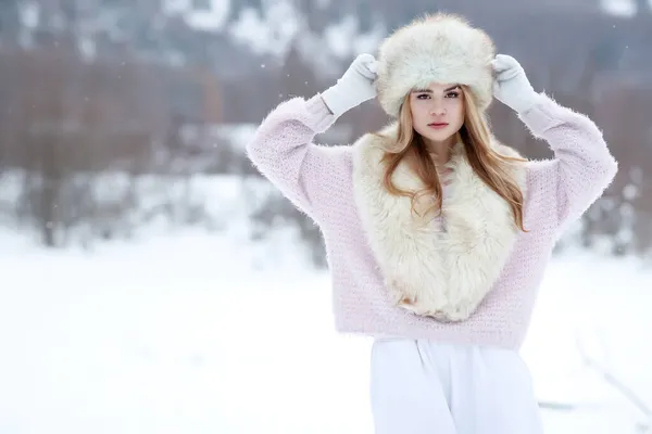 雪の中で冬の女性。自然の中で冬の美しい女の子. — ストック写真