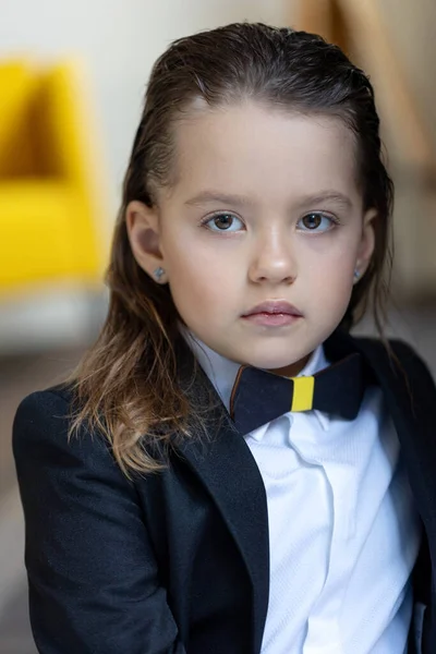 En vacker liten flicka. Porträtt av ett barn. — Stockfoto