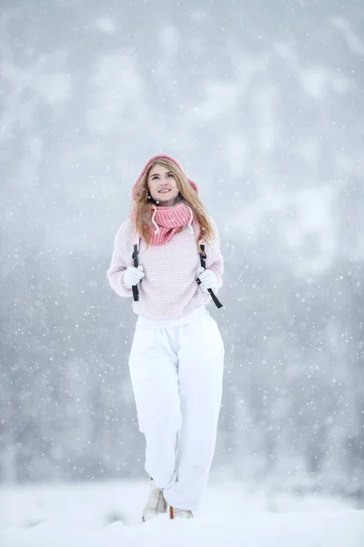 女人在冬天旅行。美丽的女孩在大自然的冬天. — 图库照片