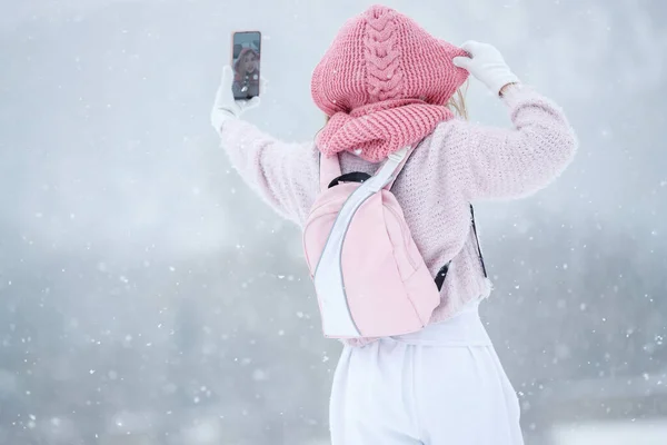 女人在冬天旅行。美丽的女孩在大自然的冬天. — 图库照片