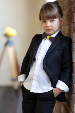 Modaya uygun bir çocuk. Küçük kız şık giyinmiş. Okul tarzı.