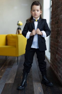 Modaya uygun bir çocuk. Küçük kız şık giyinmiş. Okul tarzı.