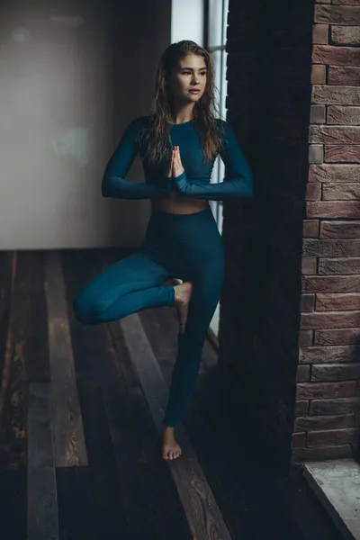 Mujer practica yoga en el estudio. —  Fotos de Stock