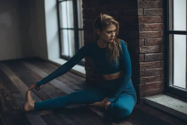 Kvinna utövar yoga i studion. — Stockfoto