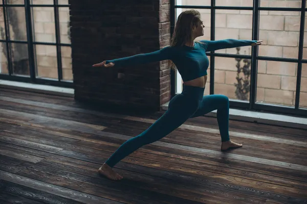 Жінка практикує йогу в студії . — стокове фото