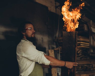 İş yerinde erkek katılımcı.