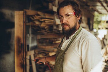 İş yerinde erkek katılımcı.