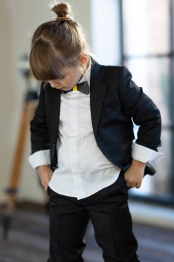 Modaya uygun bir çocuk. Küçük kız şık giyinmiş. Okul tarzı.