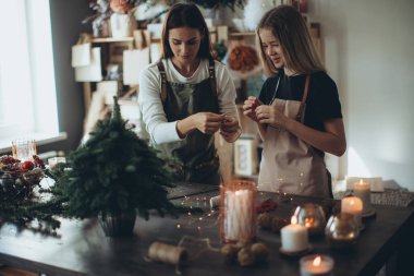 Bir kadın kendi elleriyle Noel ağacı yapar..