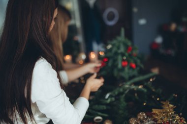 Bir kadın kendi elleriyle Noel ağacı yapar..