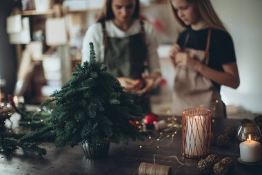Bir kadın kendi elleriyle Noel ağacı yapar..