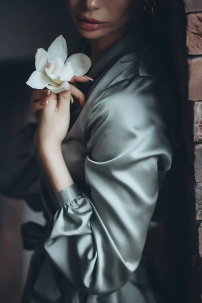 Schöne Frau mit einer Blume in der Hand. — Stockfoto