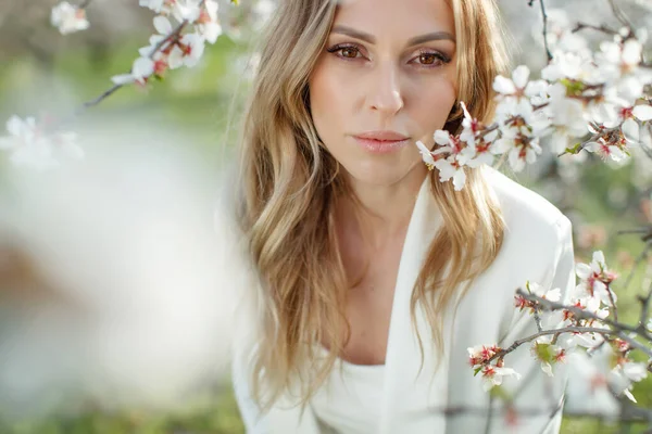 Doğadaki çiçek açan bahçelerde bir kadın.