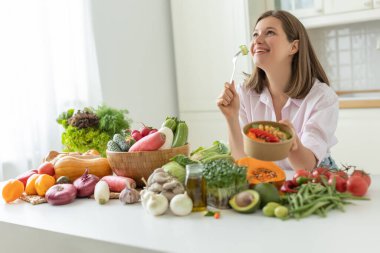 kadın sebze ile mutfakta.